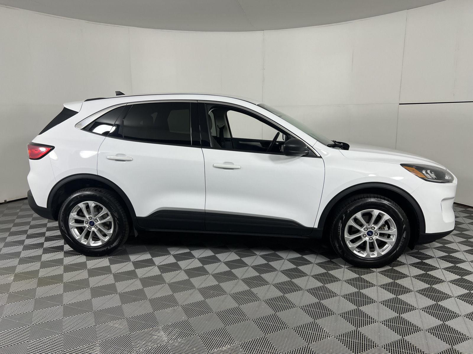 Used 2022 Oxford White Ford SE image 13