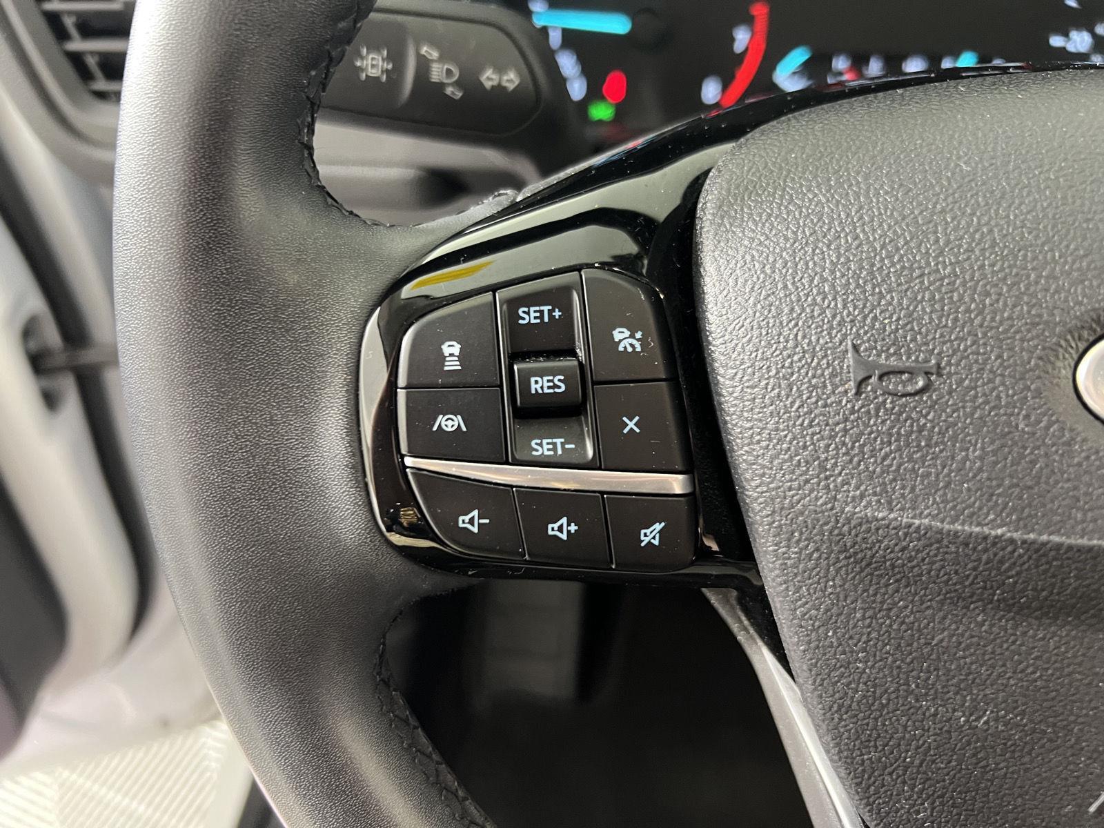 Used 2022 Oxford White Ford SE image 16