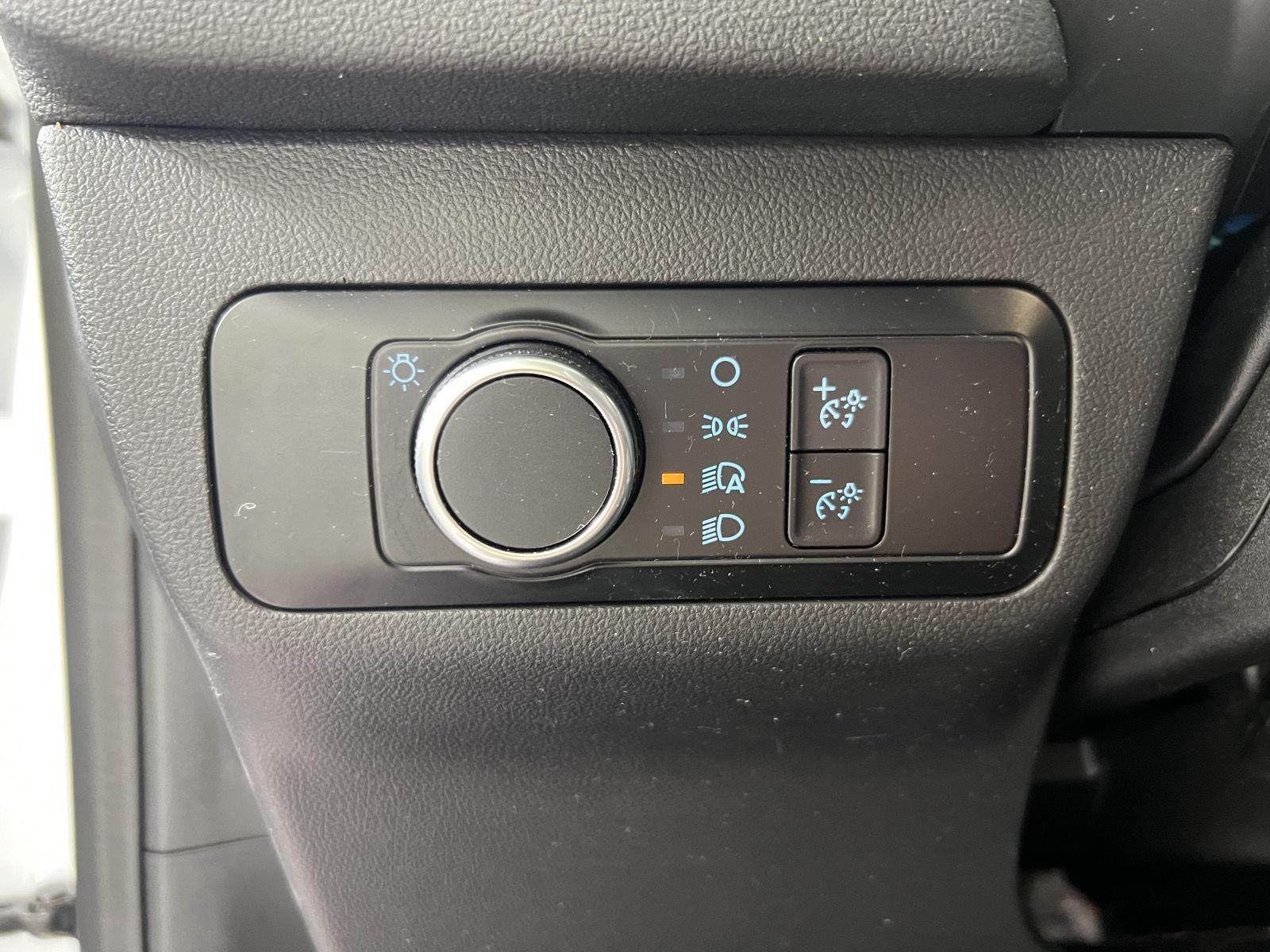 Used 2022 Oxford White Ford SE image 18