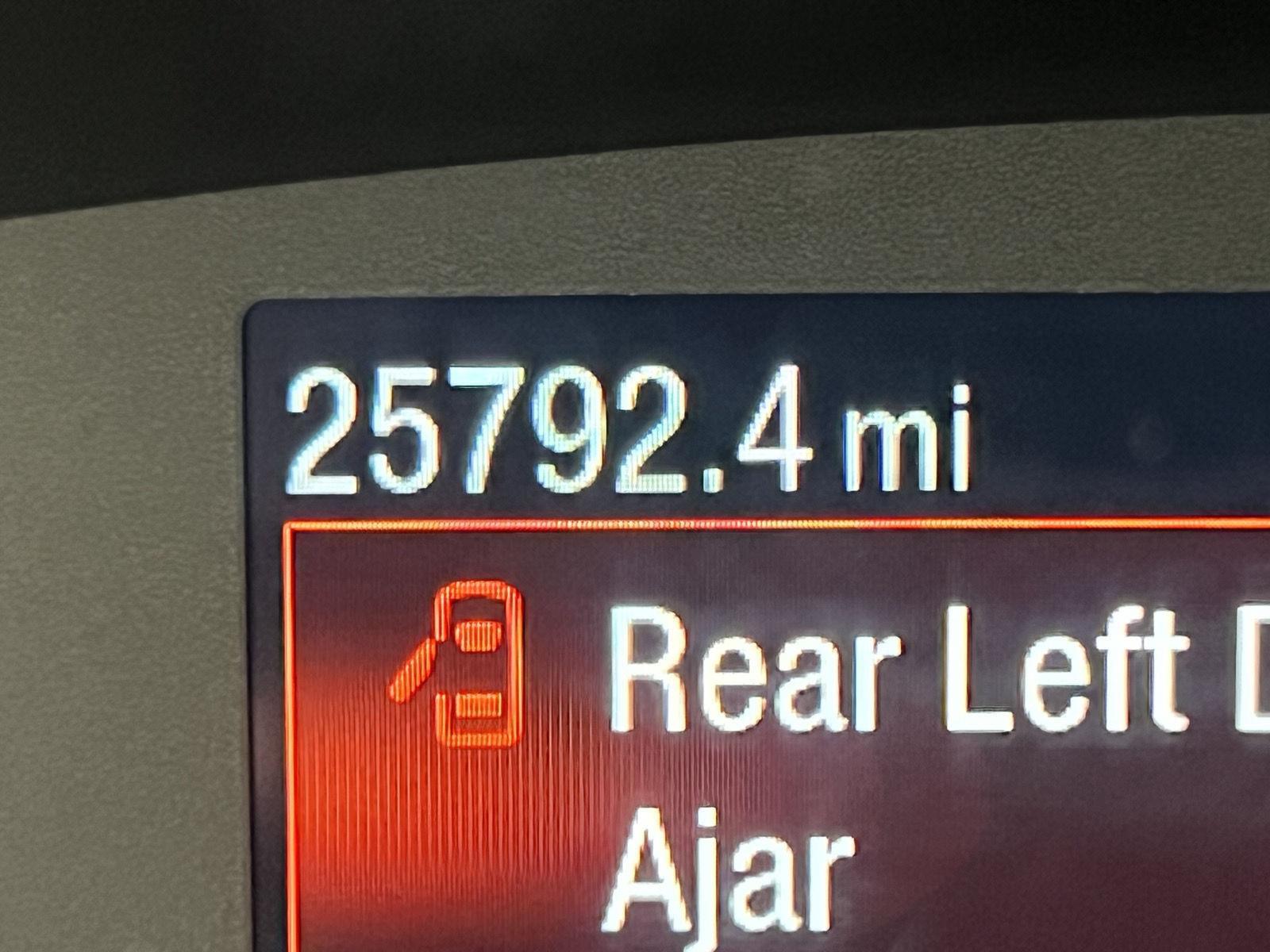 Used 2022 Oxford White Ford SE image 19