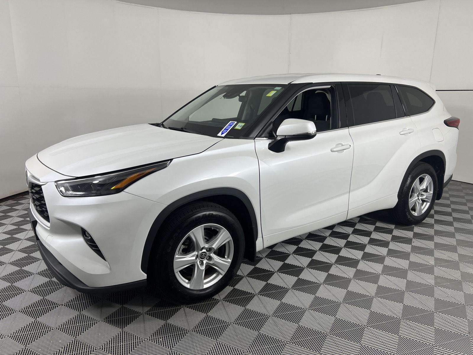 Used 2022 Wind Chill Pearl Toyota LE image 6