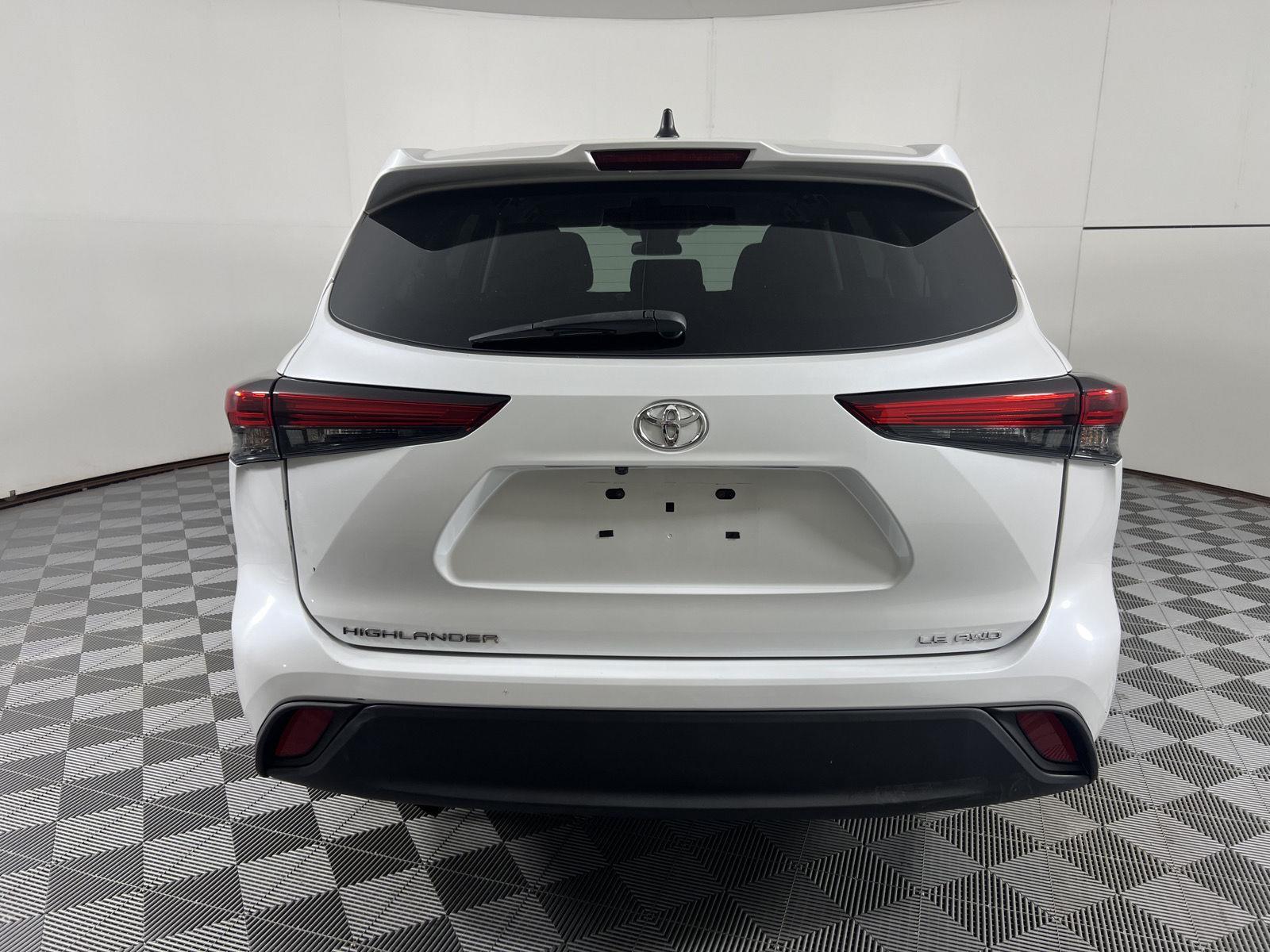Used 2022 Wind Chill Pearl Toyota LE image 9