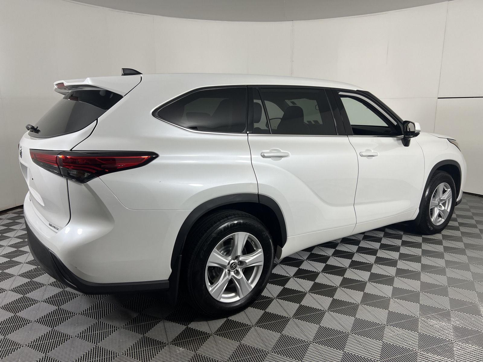Used 2022 Wind Chill Pearl Toyota LE image 10
