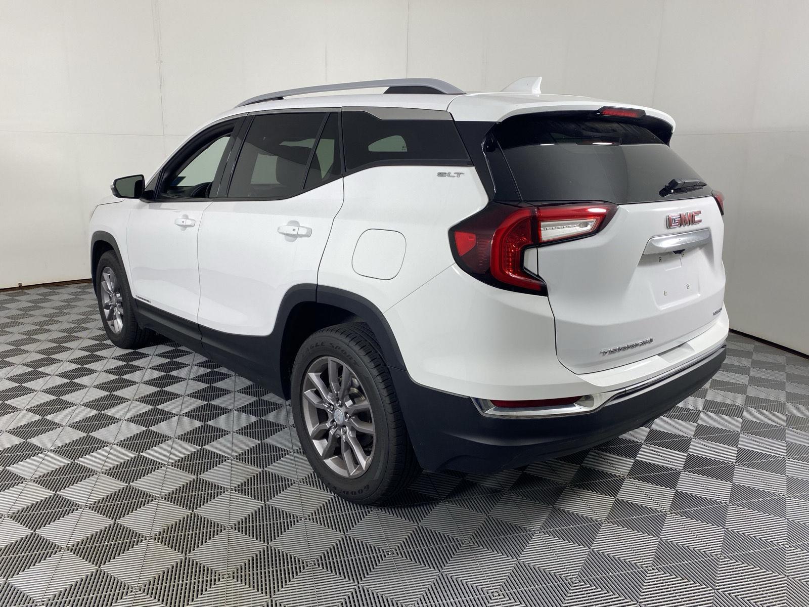 Used 2024 Summit White GMC SLT image 9