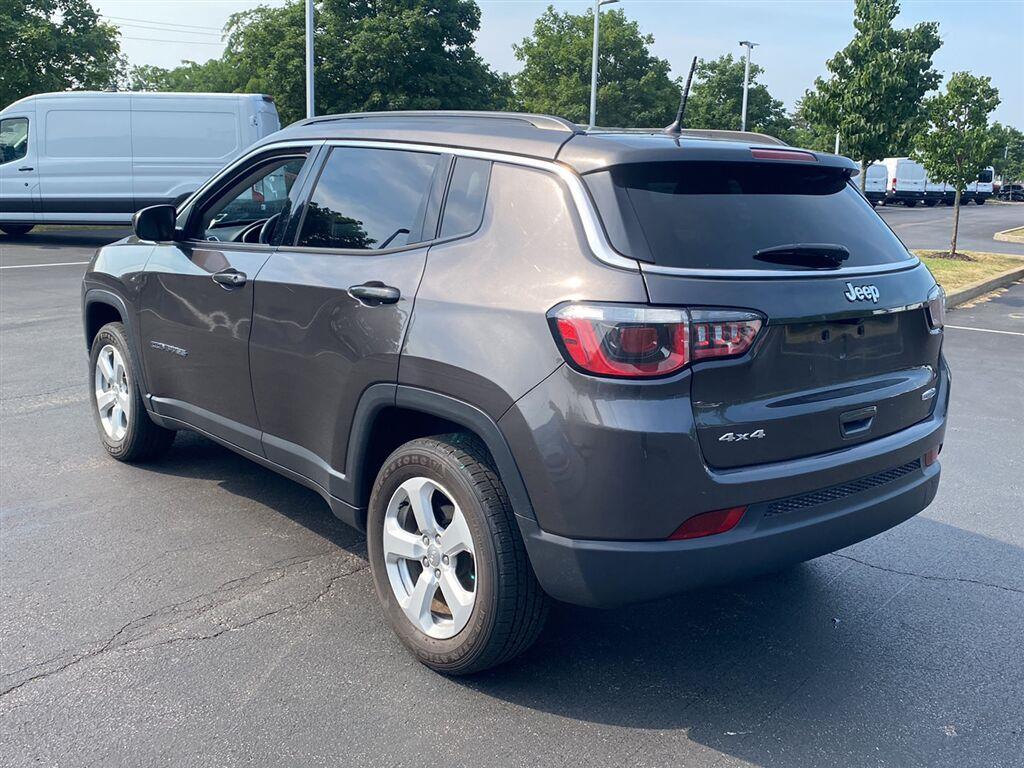 Used 2018 Granite Crystal Metallic Clearcoat Jeep Latitude image 8