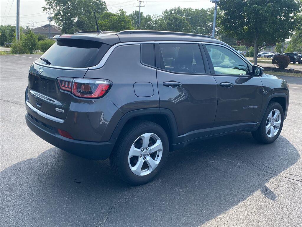 Used 2018 Granite Crystal Metallic Clearcoat Jeep Latitude image 10