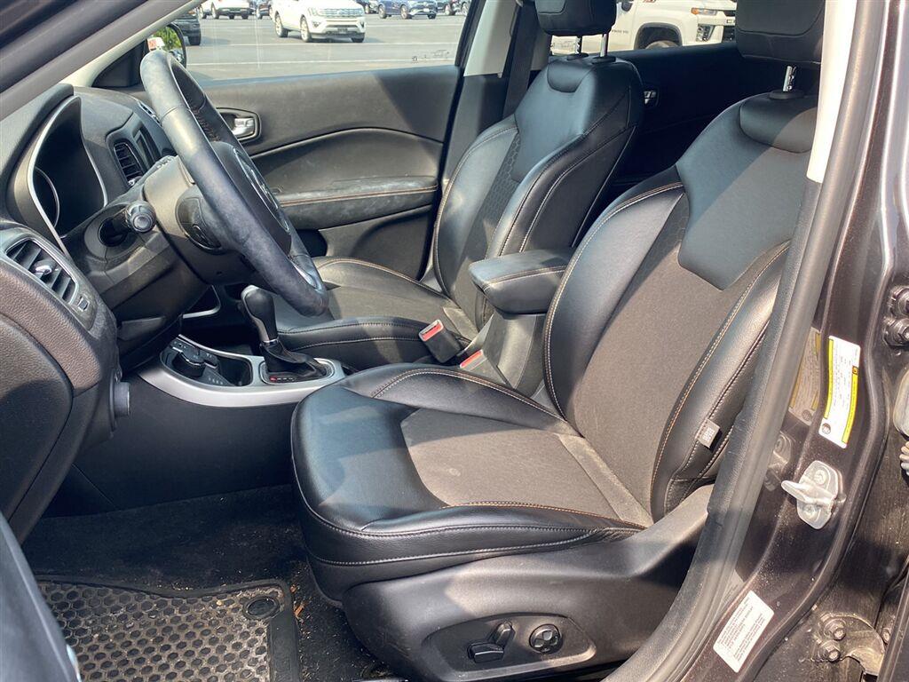 Used 2018 Granite Crystal Metallic Clearcoat Jeep Latitude image 2