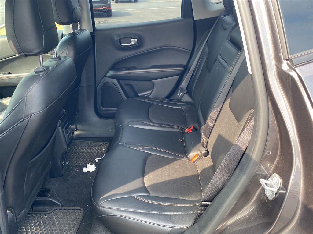 Used 2018 Granite Crystal Metallic Clearcoat Jeep Latitude image 12