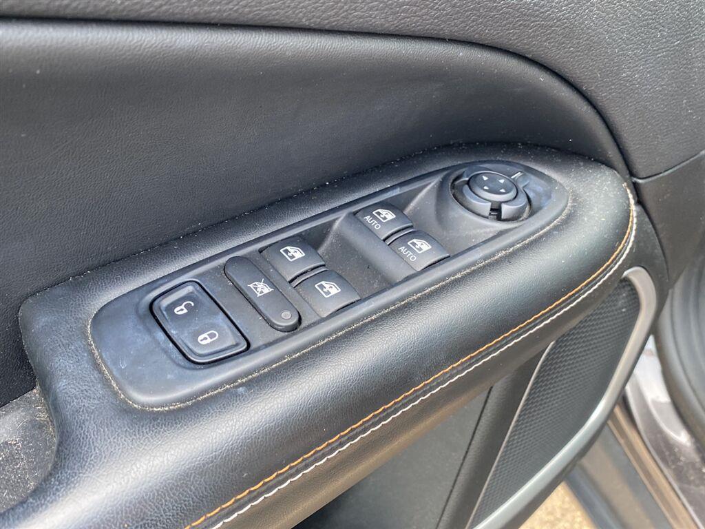 Used 2018 Granite Crystal Metallic Clearcoat Jeep Latitude image 13