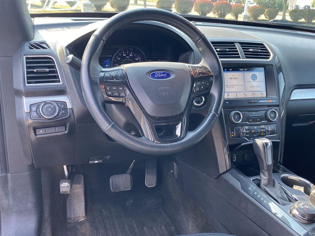 Used 2017 Shadow Black Ford XLT image 3