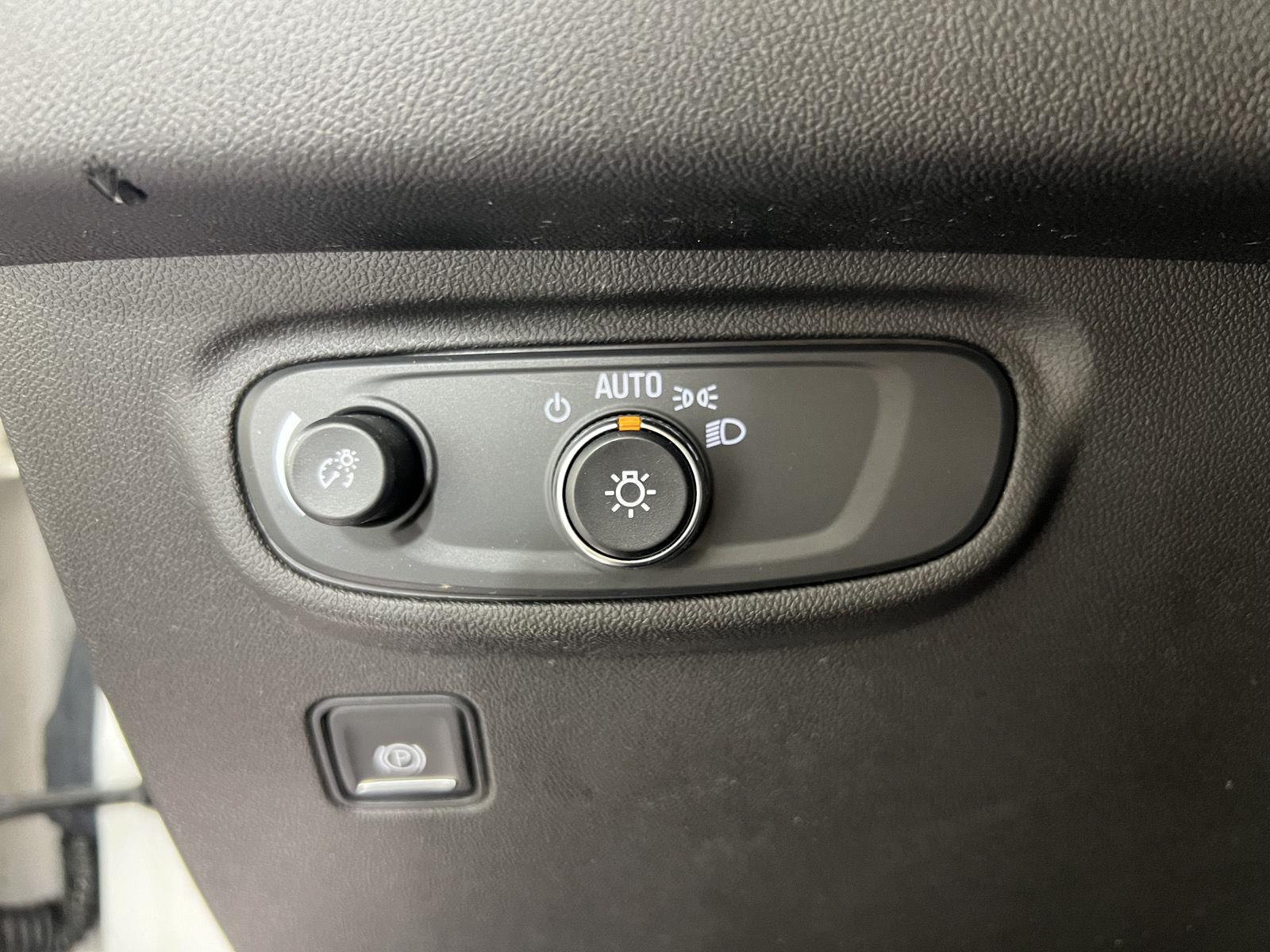 Used 2020 Summit White GMC SLE image 18