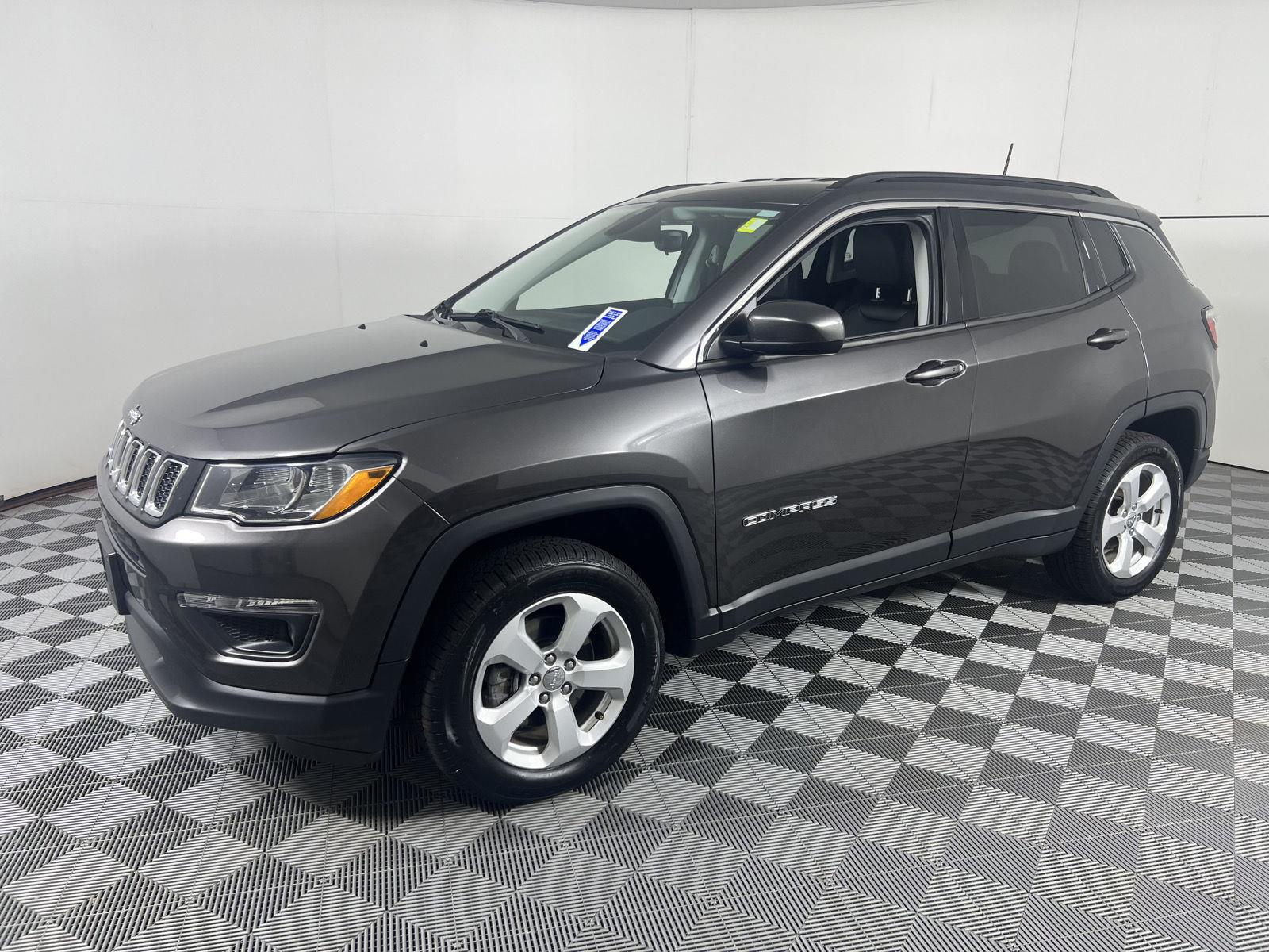 Used 2018 Granite Crystal Metallic Clearcoat Jeep Latitude image 6