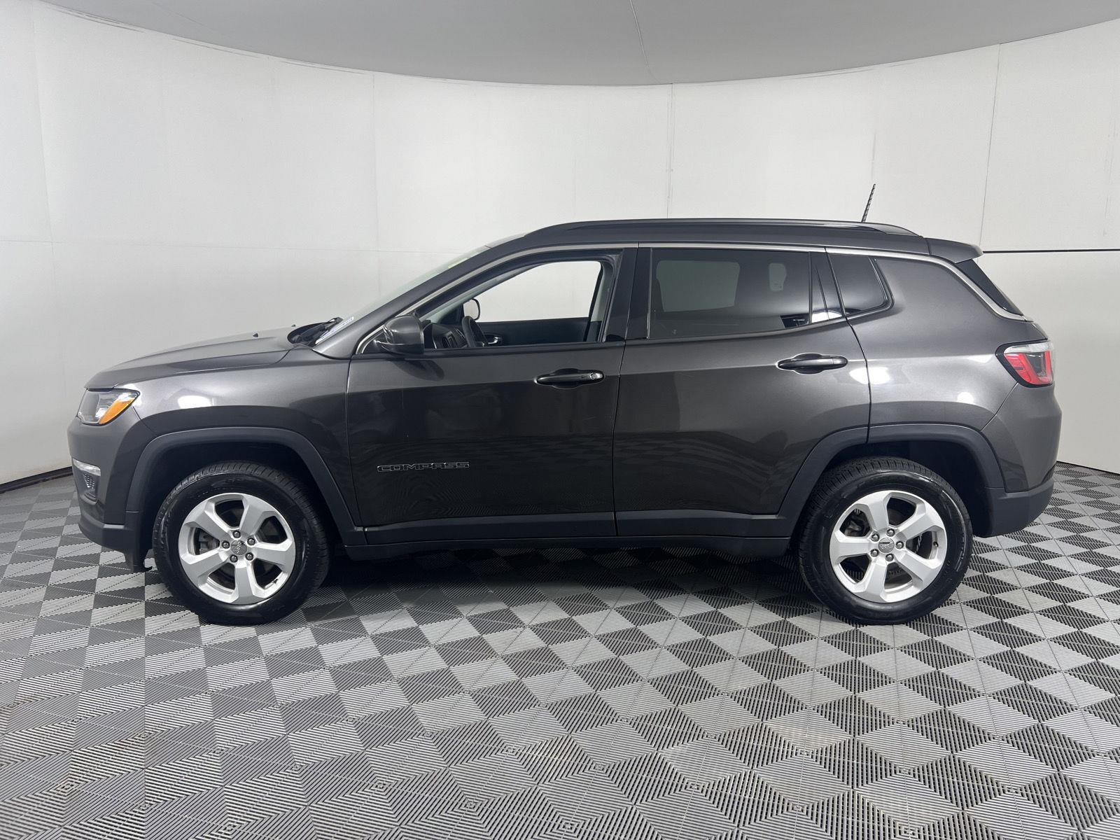 Used 2018 Granite Crystal Metallic Clearcoat Jeep Latitude image 7