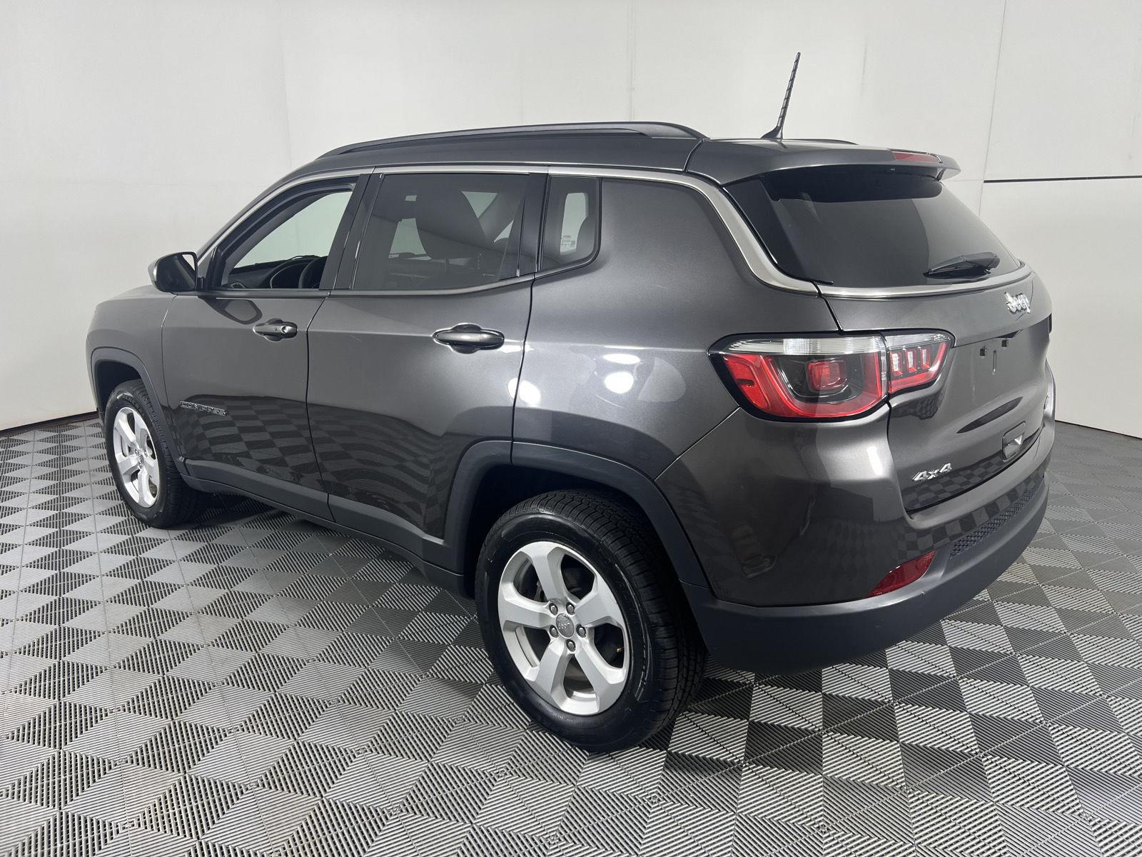 Used 2018 Granite Crystal Metallic Clearcoat Jeep Latitude image 8