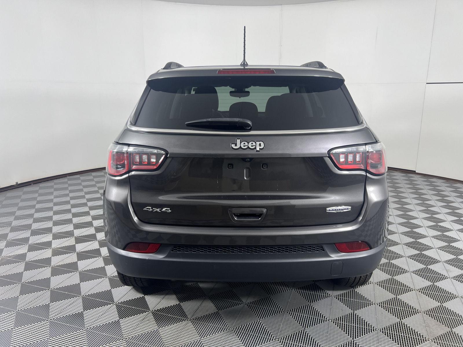 Used 2018 Granite Crystal Metallic Clearcoat Jeep Latitude image 9