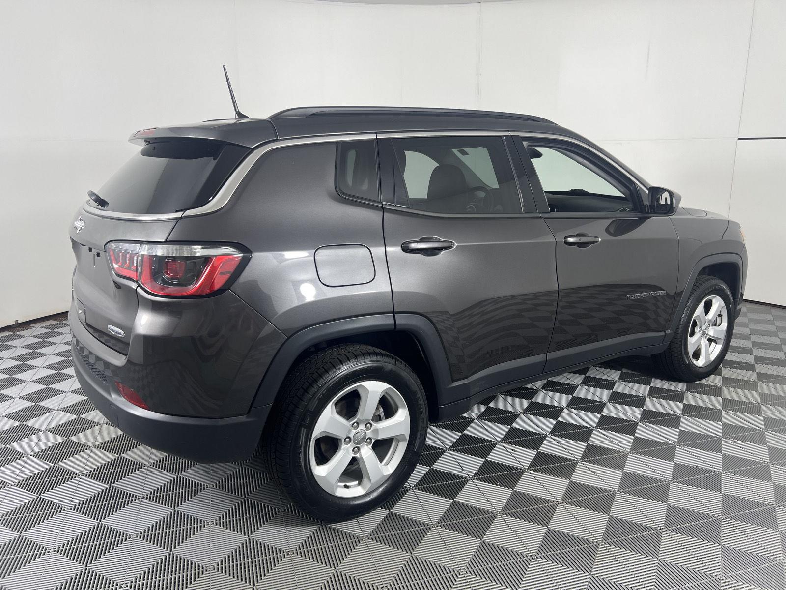 Used 2018 Granite Crystal Metallic Clearcoat Jeep Latitude image 10