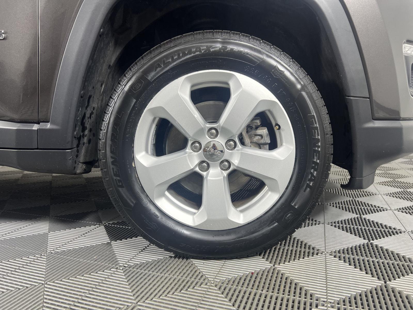 Used 2018 Granite Crystal Metallic Clearcoat Jeep Latitude image 12