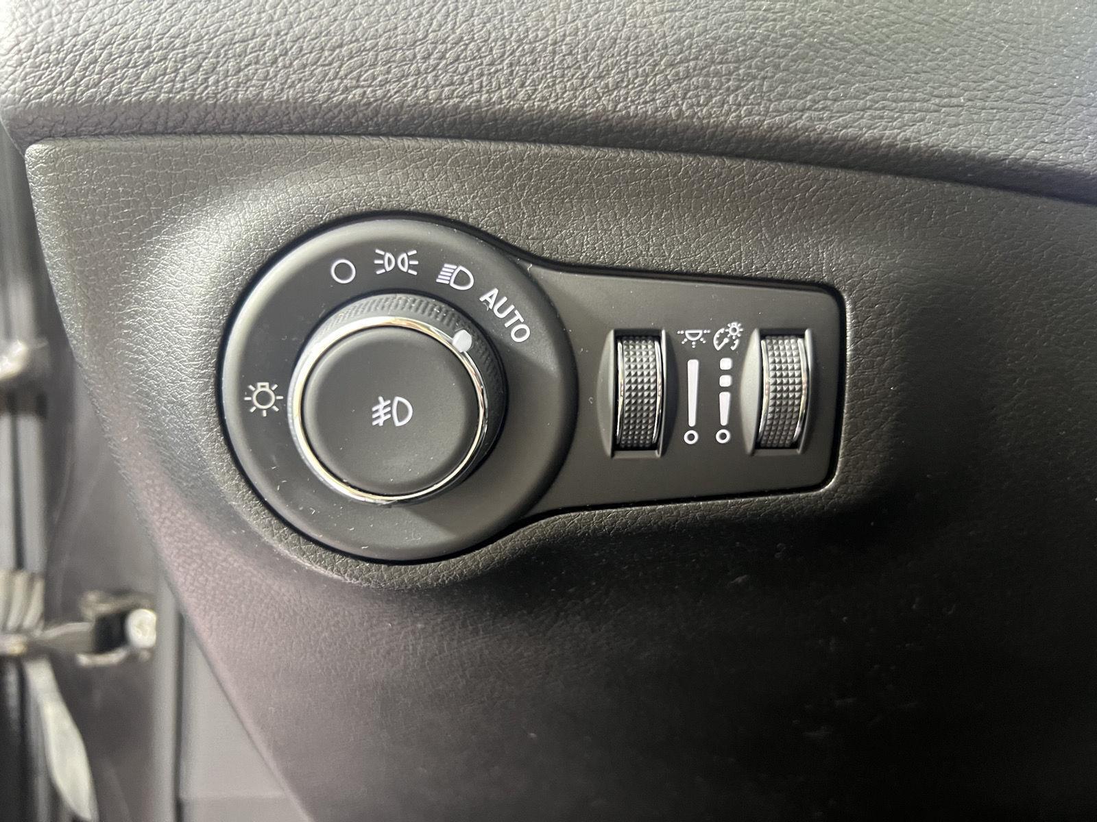 Used 2018 Granite Crystal Metallic Clearcoat Jeep Latitude image 16