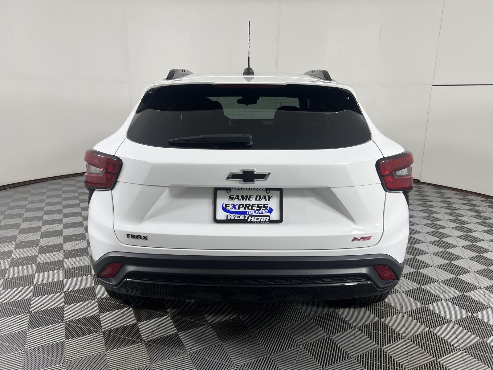 Used 2024 Summit White Chevrolet 2RS image 11