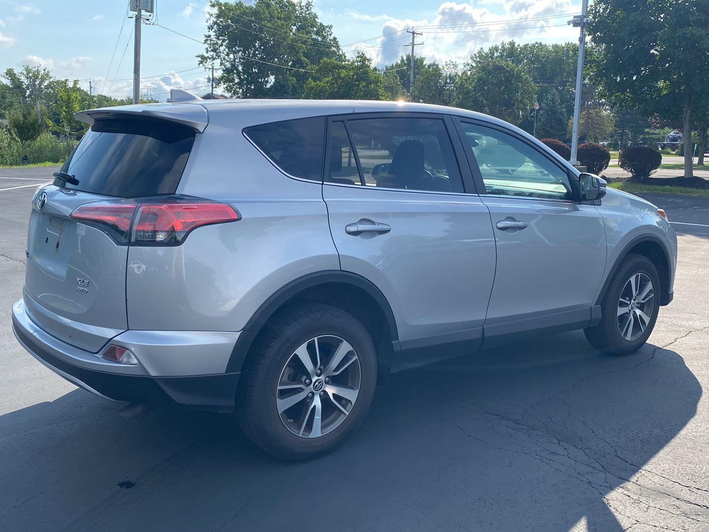 Used 2018 Silver Sky Metallic Toyota XLE image 7