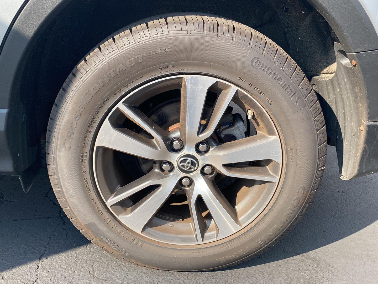 Used 2018 Silver Sky Metallic Toyota XLE image 21