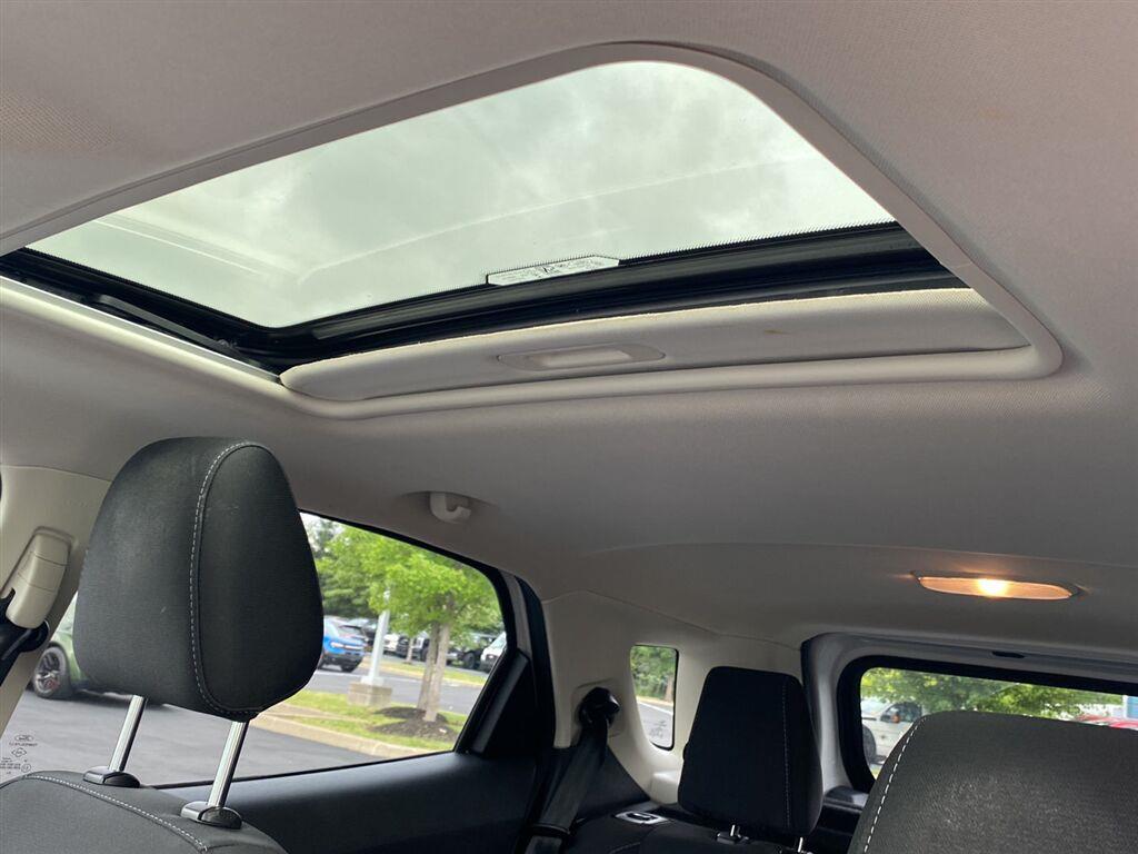 Used 2020 White Platinum Metallic Tri-Coat Ford SE image 5