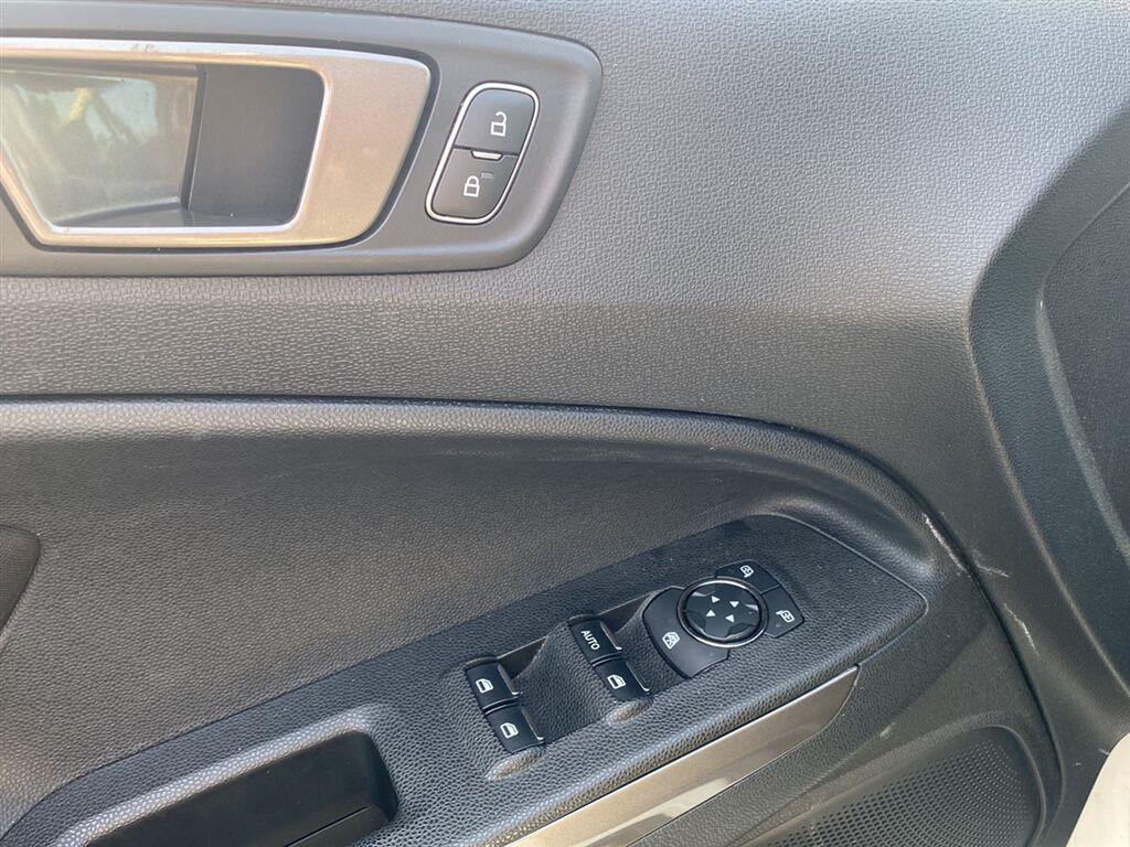 Used 2020 Diamond White Ford SE image 16
