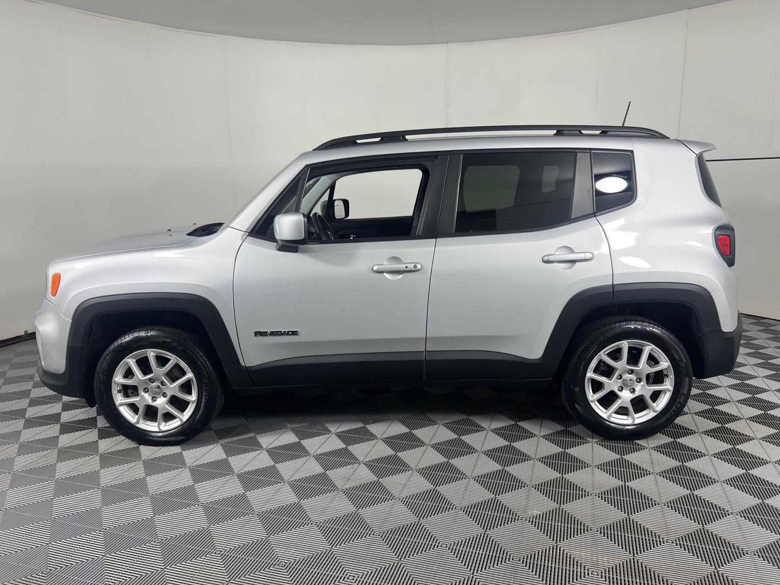 Used 2021 Glacier Metallic Clearcoat Jeep Latitude image 8