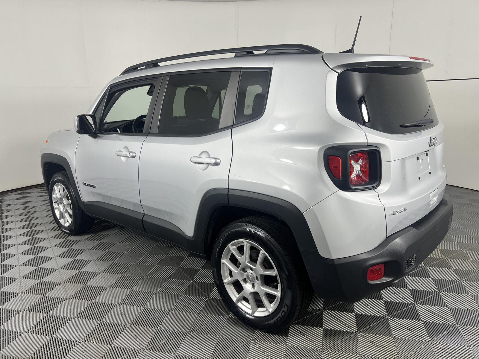 Used 2021 Glacier Metallic Clearcoat Jeep Latitude image 9