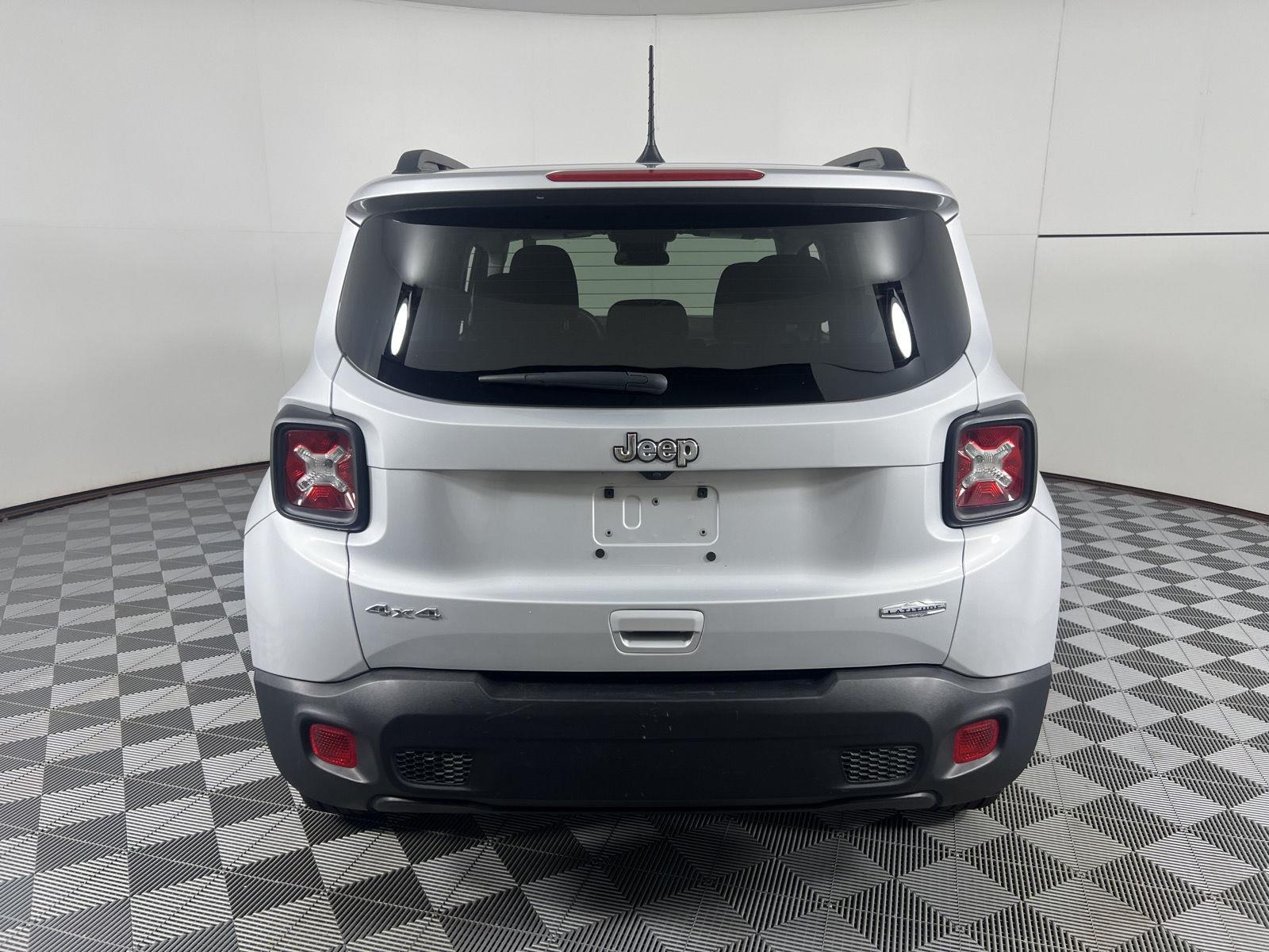 Used 2021 Glacier Metallic Clearcoat Jeep Latitude image 10