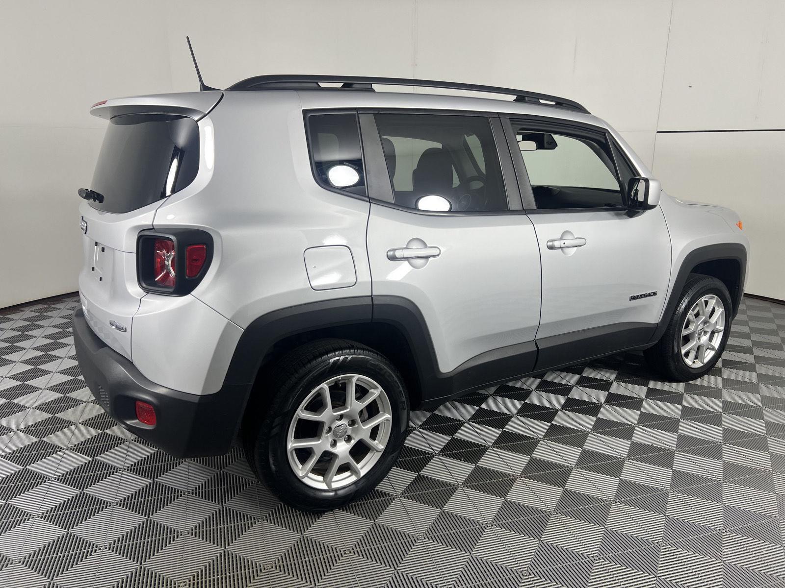 Used 2021 Glacier Metallic Clearcoat Jeep Latitude image 11