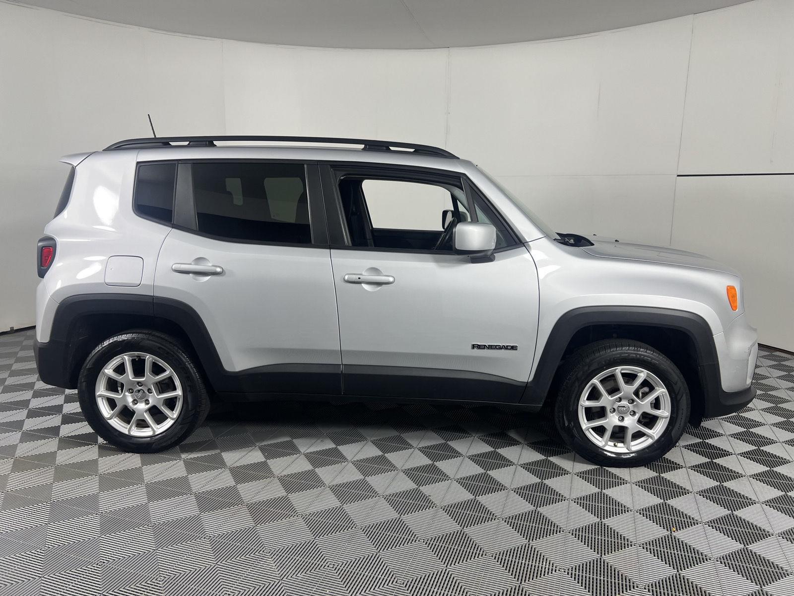 Used 2021 Glacier Metallic Clearcoat Jeep Latitude image 12