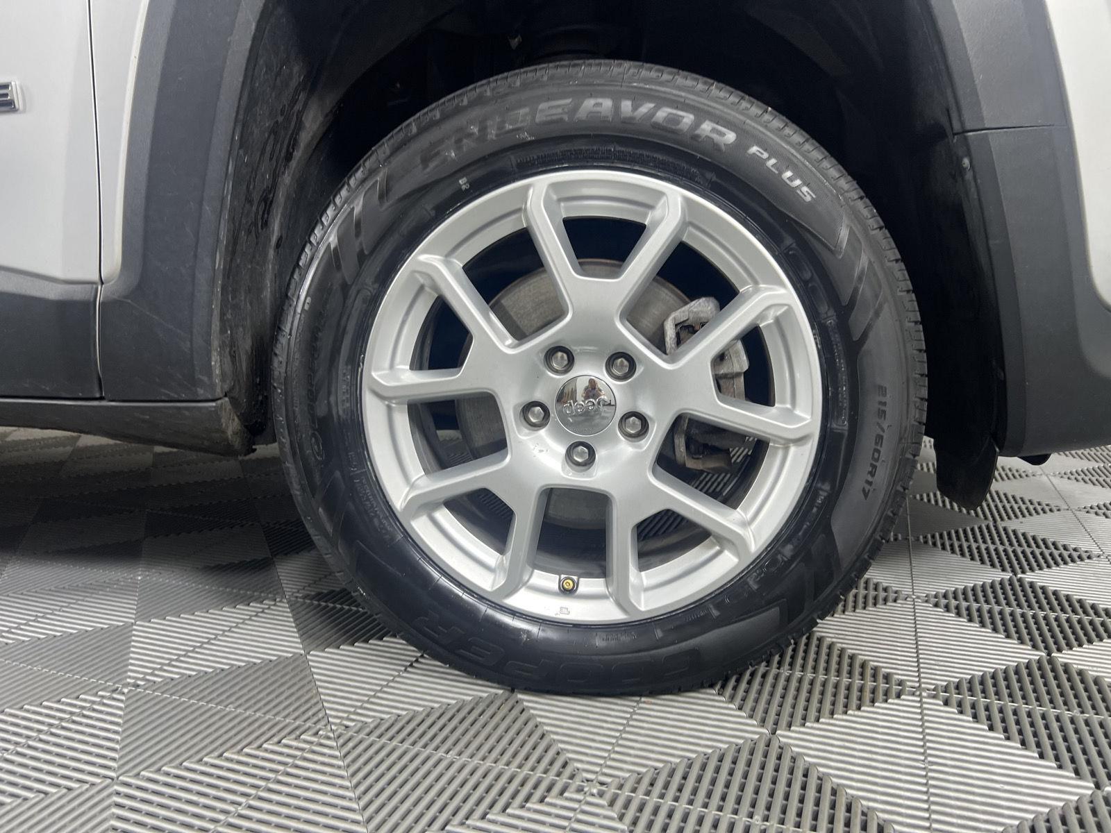 Used 2021 Glacier Metallic Clearcoat Jeep Latitude image 13