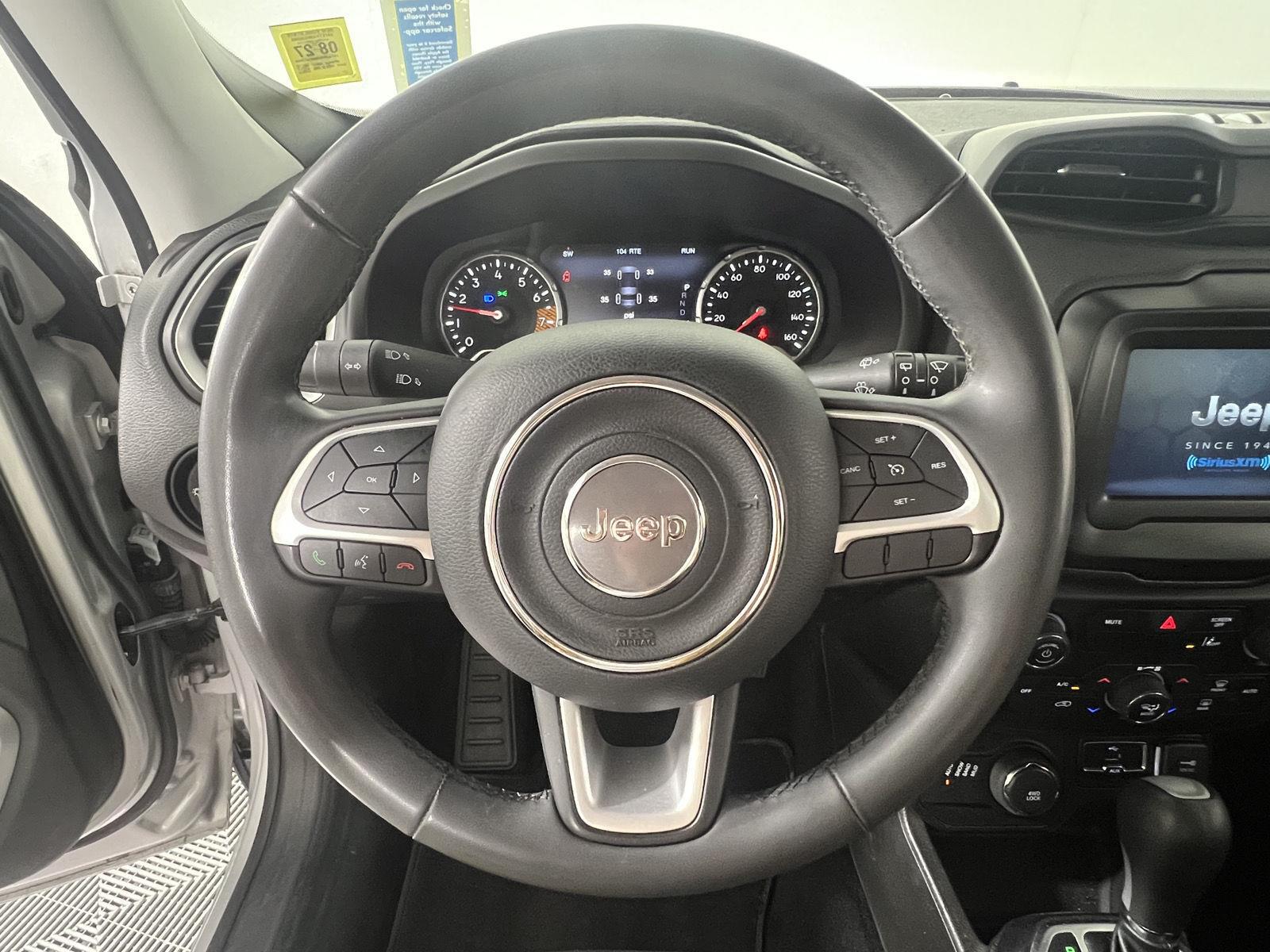 Used 2021 Glacier Metallic Clearcoat Jeep Latitude image 14