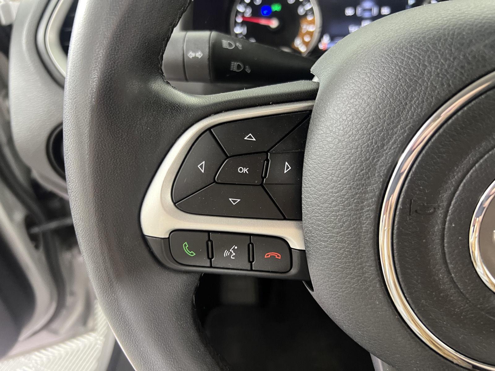 Used 2021 Glacier Metallic Clearcoat Jeep Latitude image 15