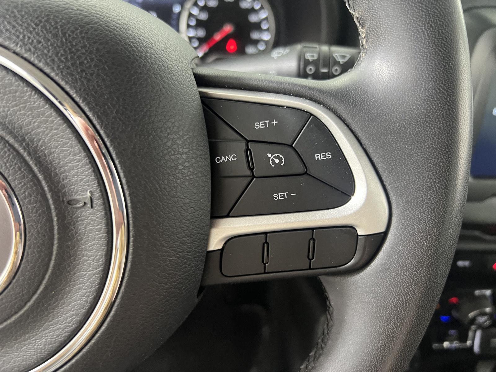 Used 2021 Glacier Metallic Clearcoat Jeep Latitude image 16