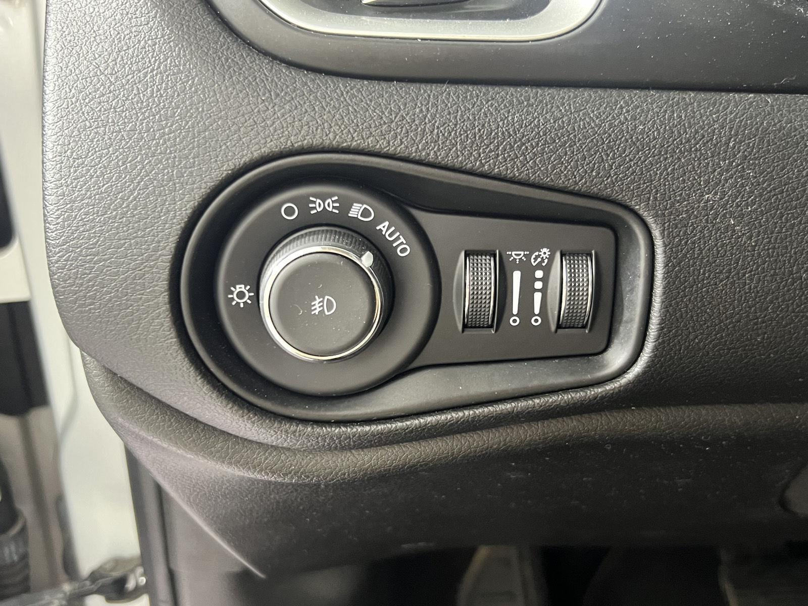 Used 2021 Glacier Metallic Clearcoat Jeep Latitude image 17