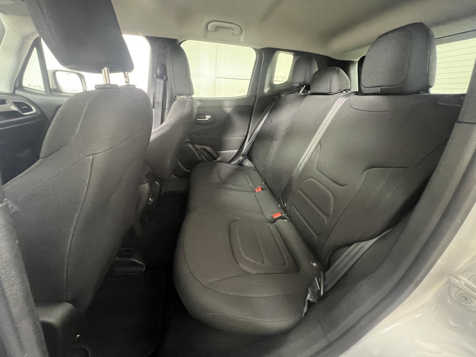 Used 2021 Glacier Metallic Clearcoat Jeep Latitude image 20