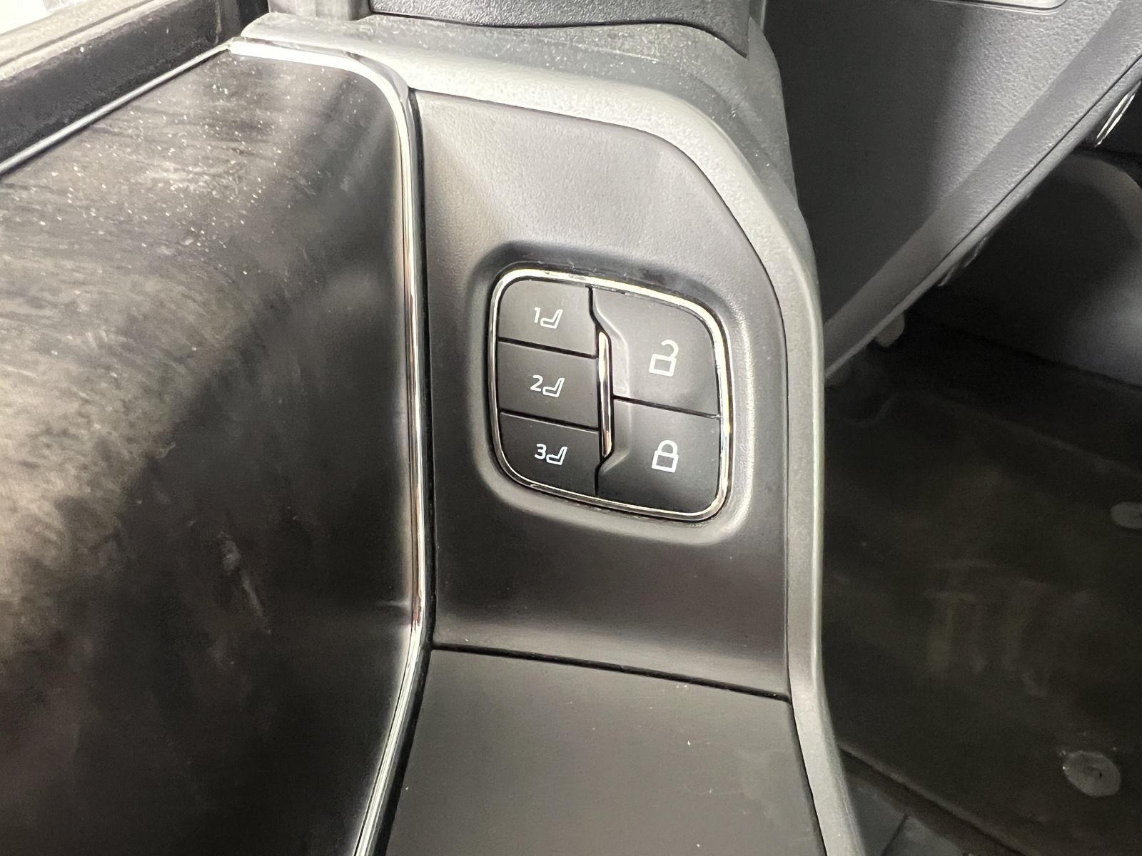 Used 2022 Iconic Silver Ford LARIAT image 17