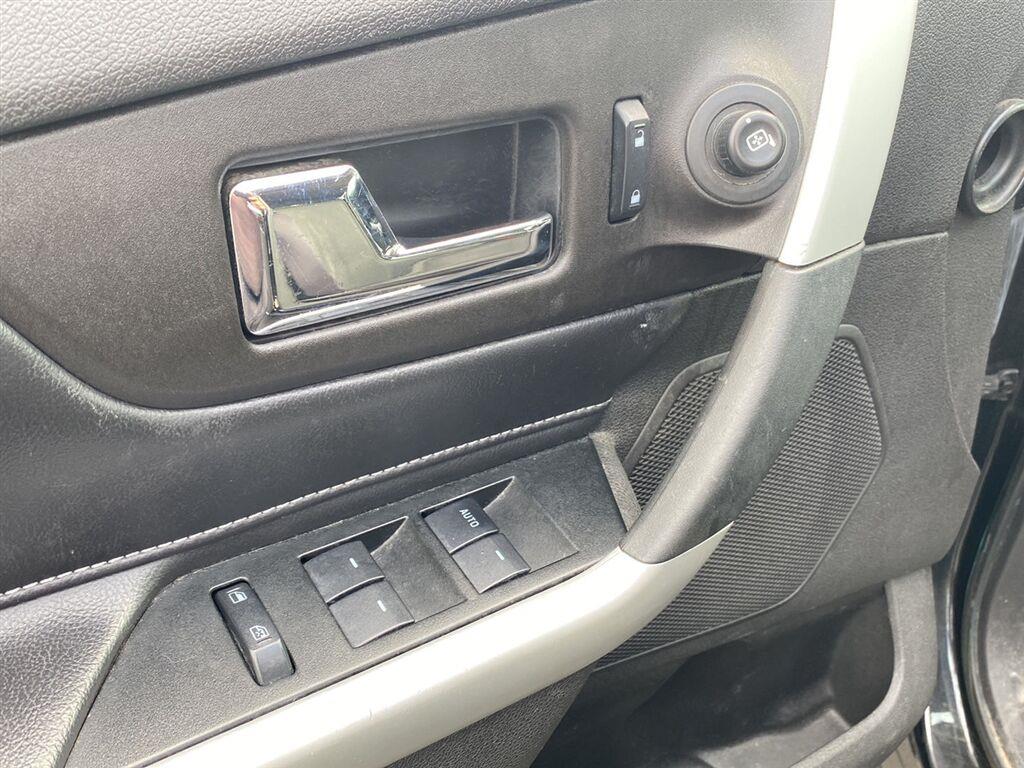 Used 2013 Tuxedo Black Metallic Ford SE image 15