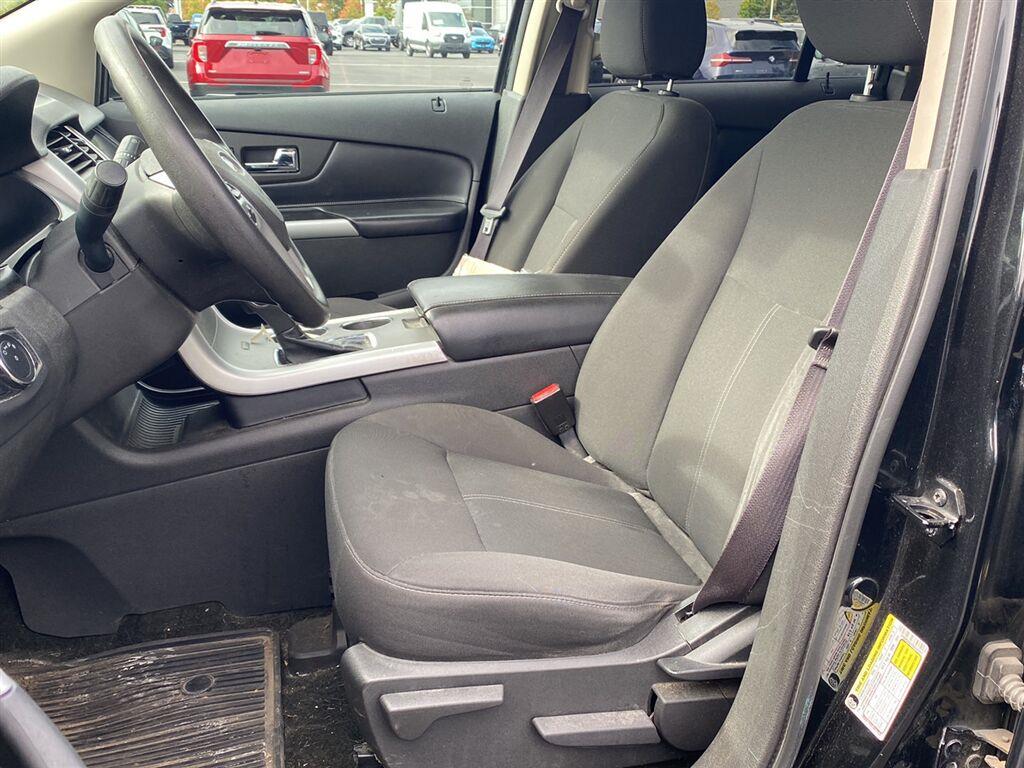 Used 2013 Tuxedo Black Metallic Ford SE image 2