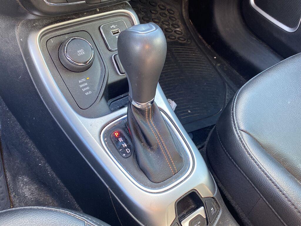 Used 2021 Olive Green Pearlcoat Jeep Latitude image 20