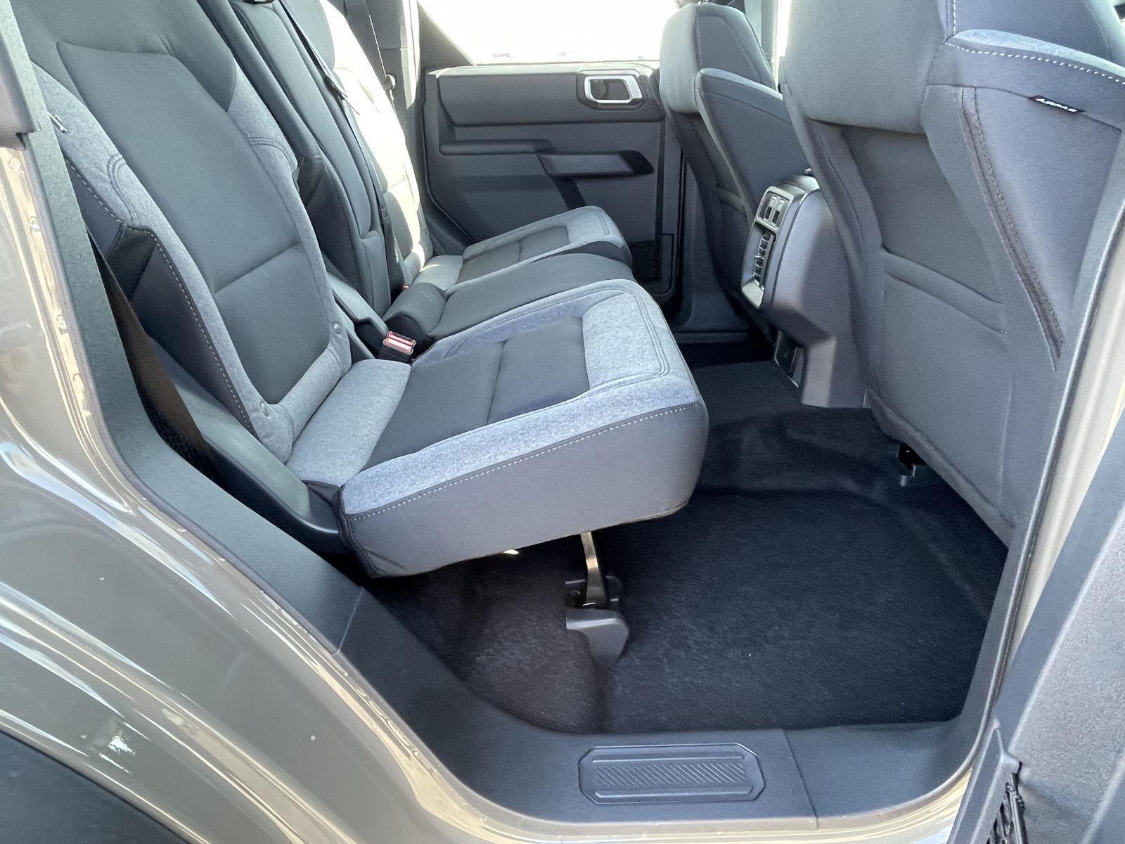Vehicle photo 24