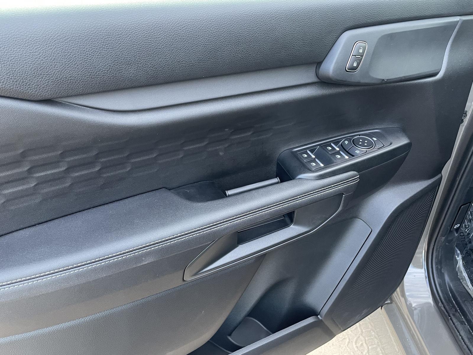 Vehicle photo 12