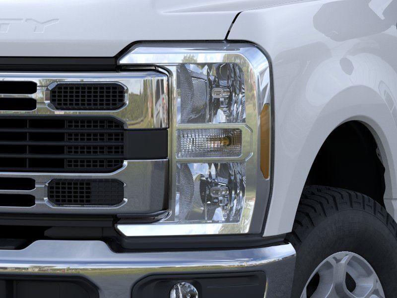 Vehicle photo 18