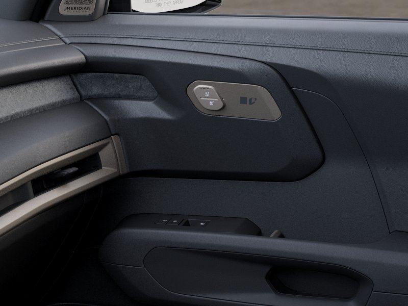 Vehicle photo 25