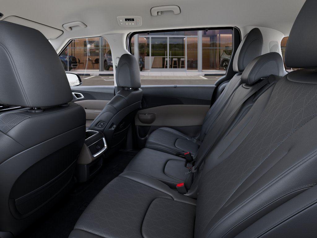 Vehicle photo 18