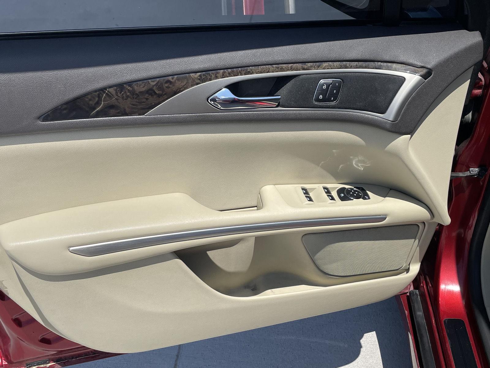 Vehicle photo 12