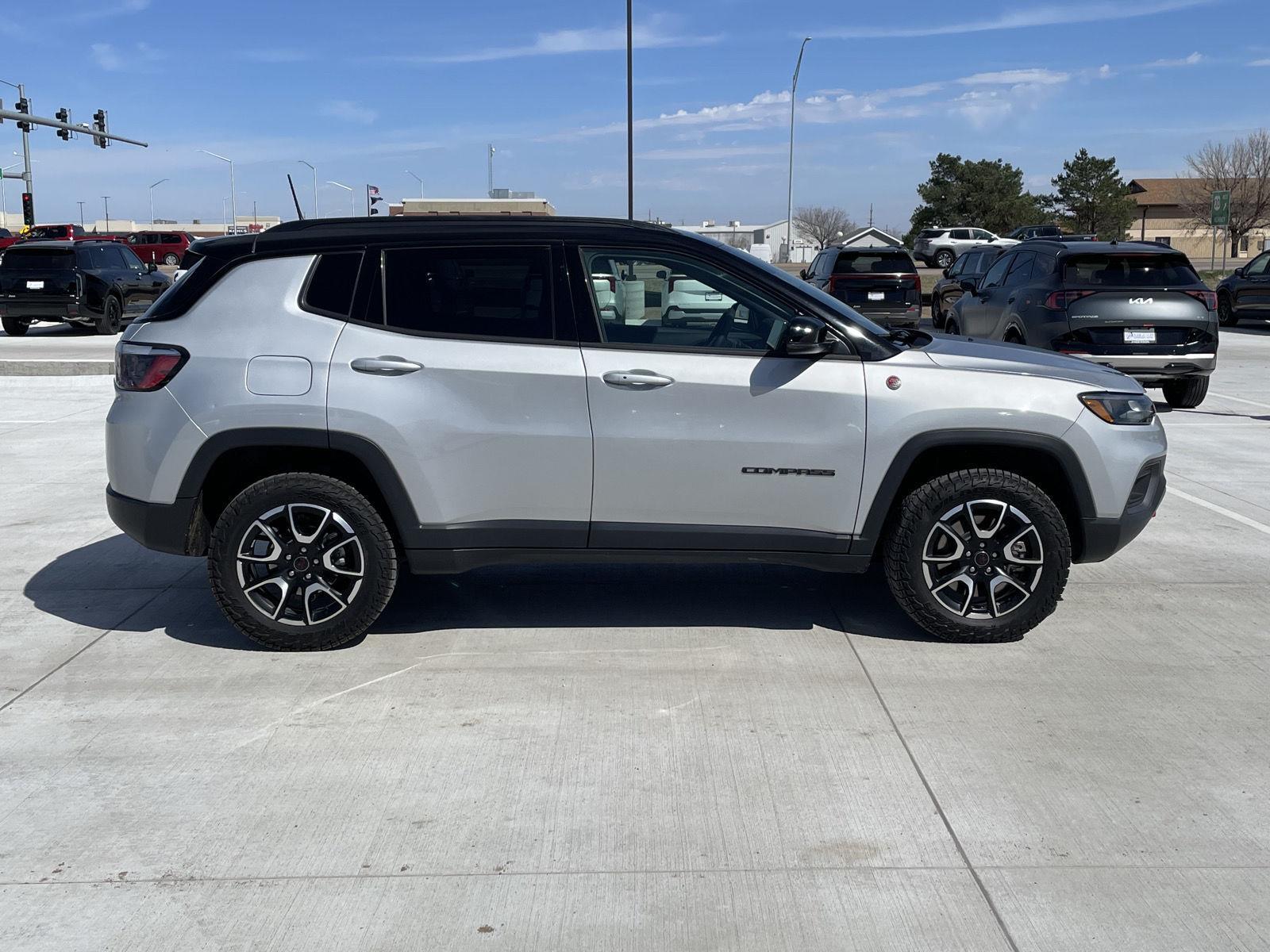 Vehicle photo 7