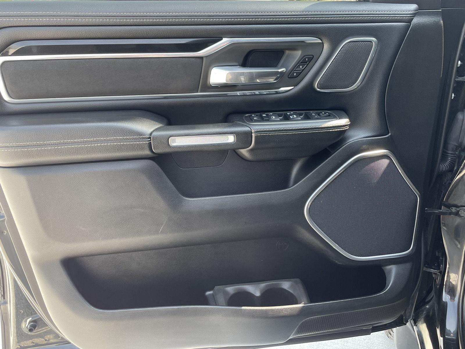 Vehicle photo 12